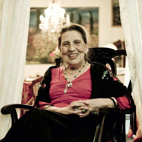 Porträtfoto einer sitzenden Frau