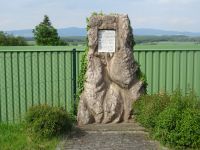 Gedenkstein auf dem Grundstück des aufgelassenen jüdischen Friedhofs in Großpetersdorf