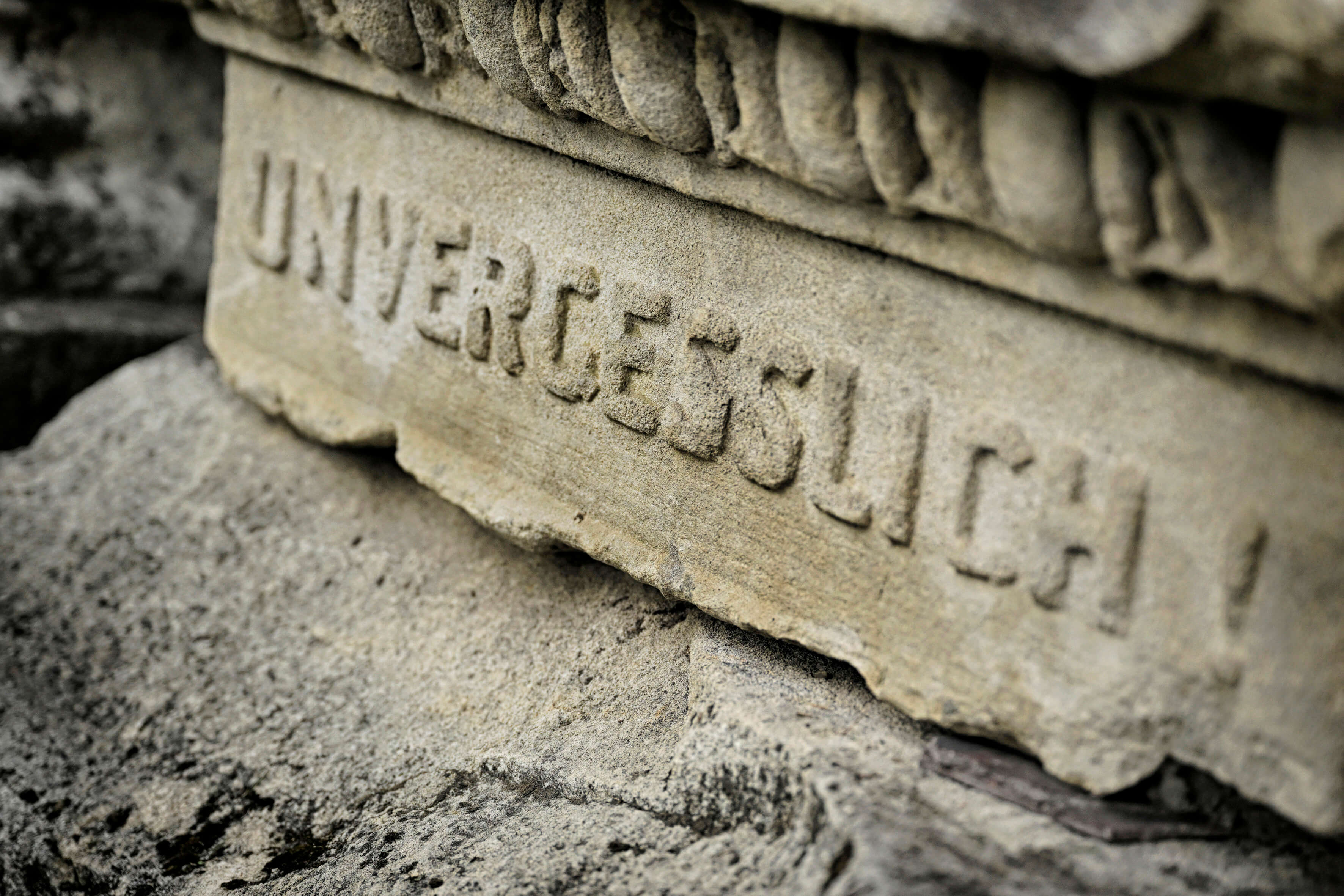 Gravestone with the inscription UNFORGETTABLE at the Jewish Cemetery Währing, October 12, 2023.